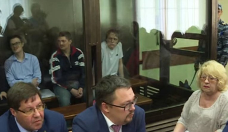 Ruski mladići optuženi za anarhizam prerezali žile na suđenju
